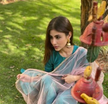 मौनी रॉय ने लेटेस्ट फोटोशूट से मचाया तहलका, ग्रीन आउटफिट और ट्रांसपेरेंट दुपट्टे में दिखीं बेहद हसीन