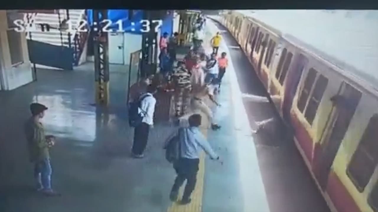 मुंबई के वडाला स्टेशन पर प्लेटफॉर्म और चलती ट्रेन के बीच गिरा यात्री, आरपीएफ के जवान ने दौड़ कर बचाई जान