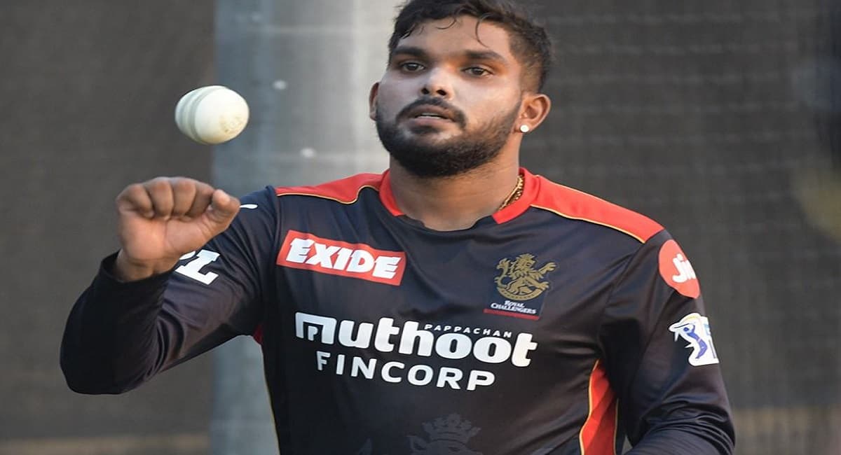 IPL 2021: केकेआर के खिलाफ मुकाबले से पहले दो खिलाड़ियों ने छोड़ा आरसीबी का साथ, कोहली की मुश्किलें बढ़ीं