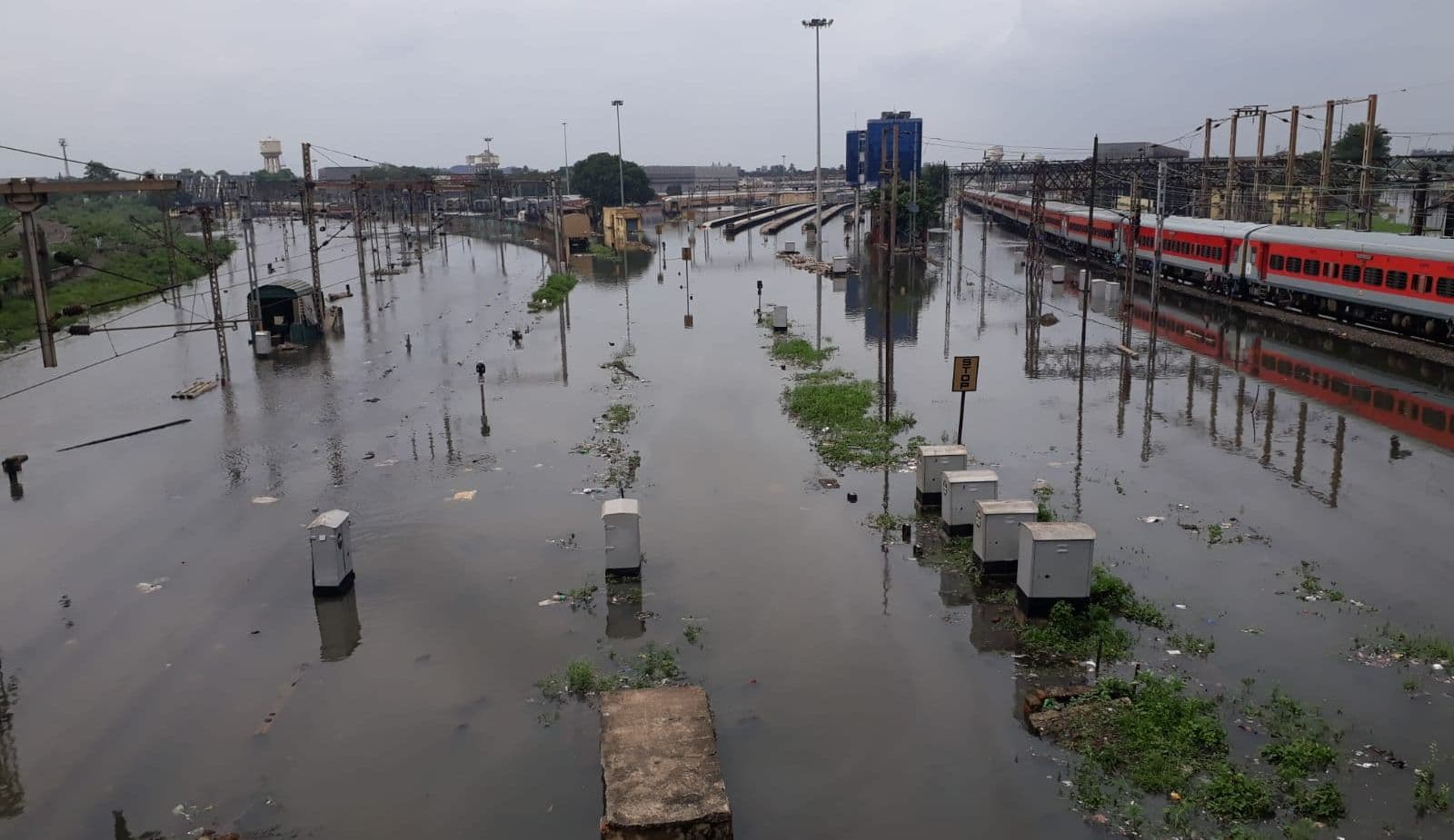 दिल्ली-मुंबई से भी बुरा हाल कोलकाता का, डूबी पटरियां, ट्रेनें रद्द, बारिश से लोग बेहाल