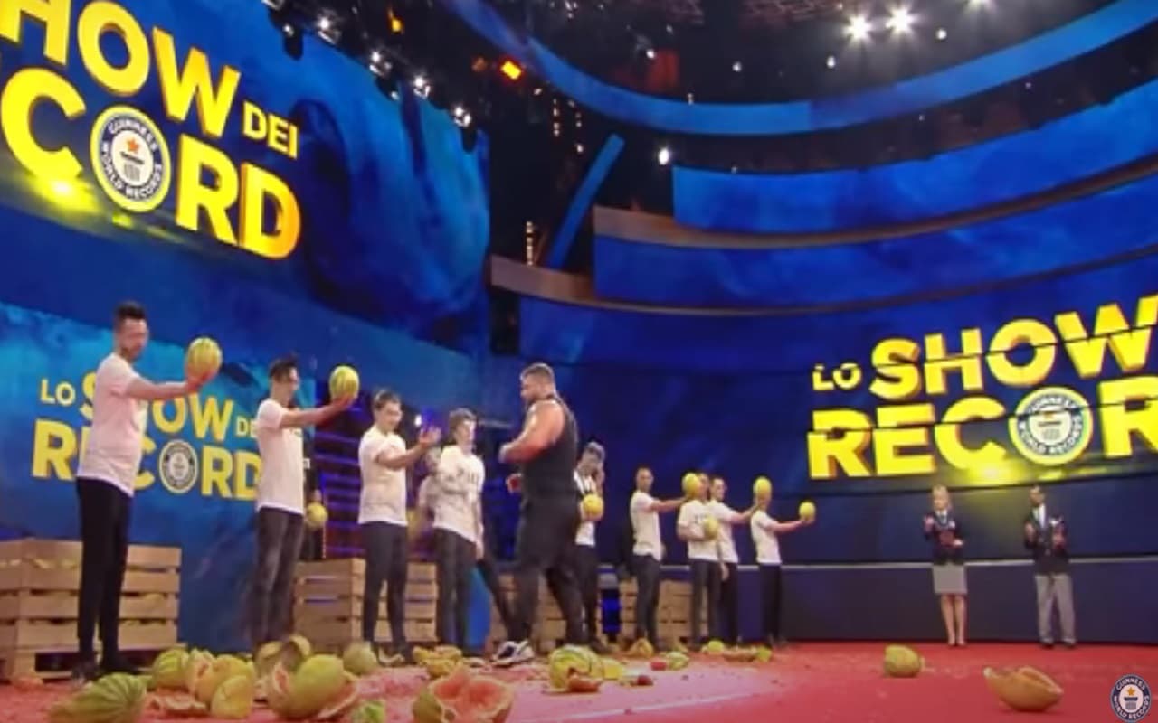 OMG: शख्स ने हथेली से 1 मिनट में फोड़ डाले 39 तरबूज, गिनीज वर्ल्ड रिकॉर्ड्स में नाम दर्ज