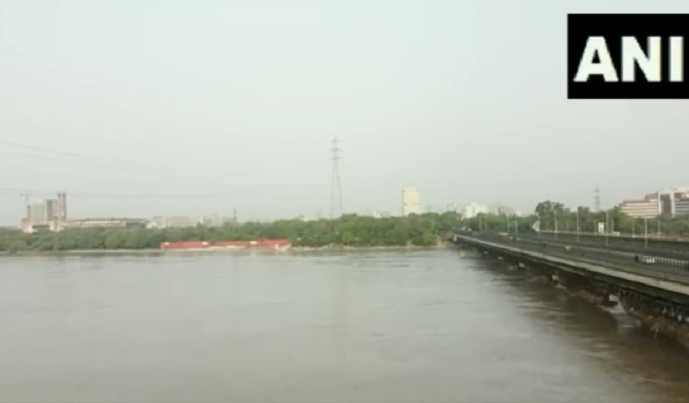 Yamuna Water Level: दिल्ली पर फिर मंडराया बाढ़ का खतरा, यमुना का जलस्तर खतरे के निशान के पार