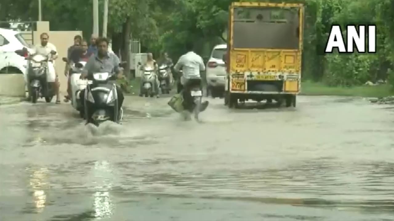 महाराष्ट्र: मलबे के ढेर से जिंदगी की तलाश जारी, NDRF की टीम ने इरशालवाड़ी गांव में फिर शुरू किया अभियान