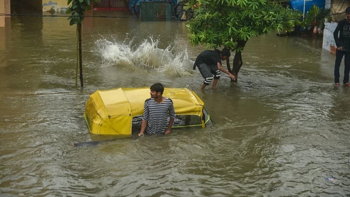 UP Weather Forecast LIVE: लखनऊ सहित कई जगह धूप, बरेली और अन्य जगहों में बारिश से बदला मौसम
