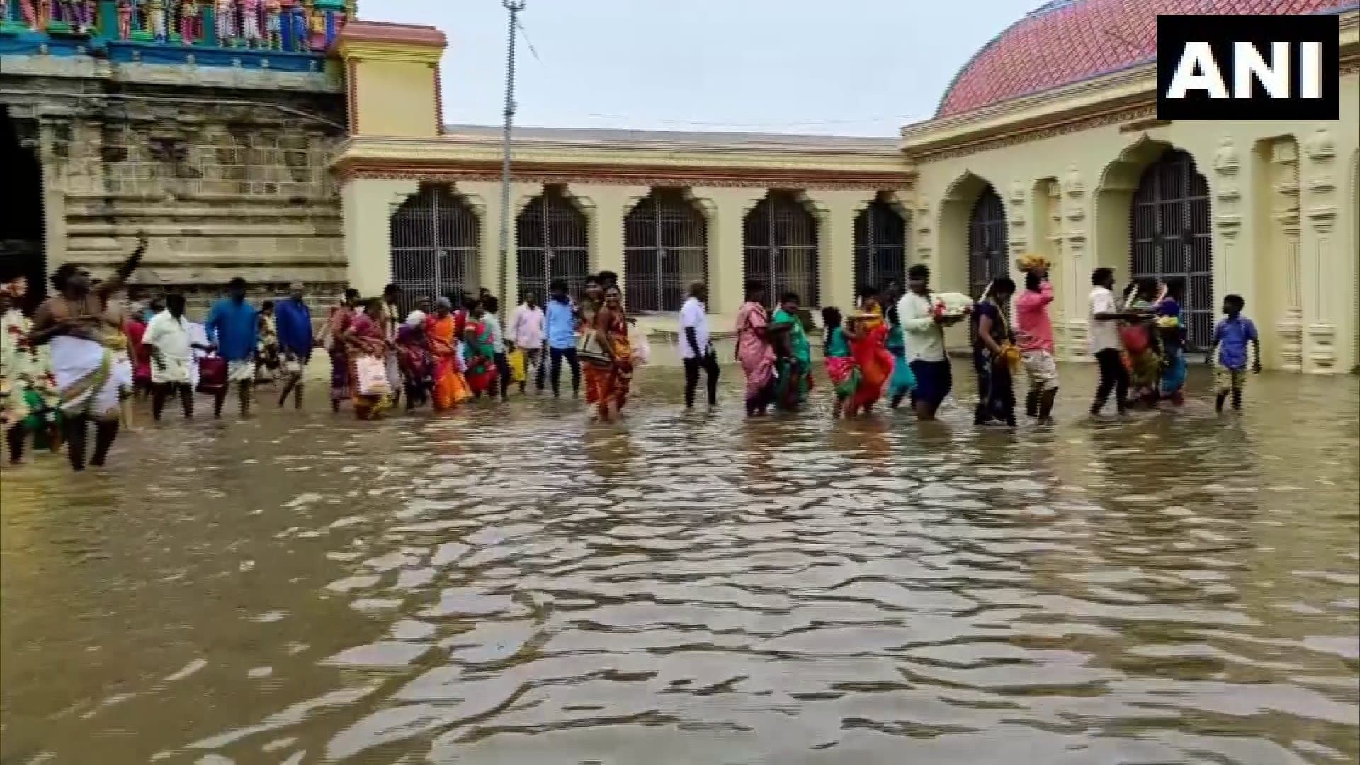 Weather News: पहाड़ों पर बर्फबारी से बढ़ेगी ठंड, कई इलाकों में होगी बारिश, तमिलनाडु में स्कूल-कॉलेज बंद