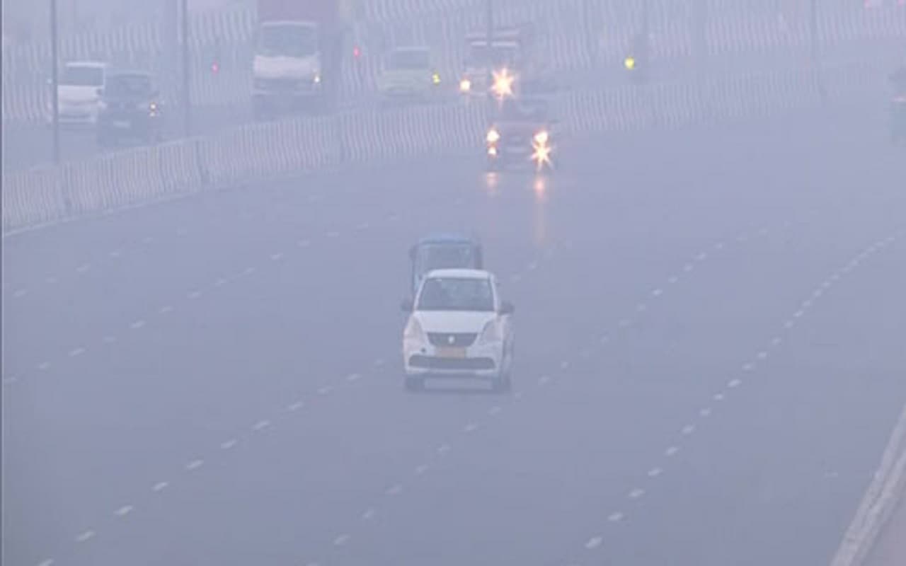 Weather News: दिल्ली में बढ़ी ठिठुरन, पठानकोट में छाया घना कोहरा, माउंट आबू में शून्य पर पहुंचा पारा