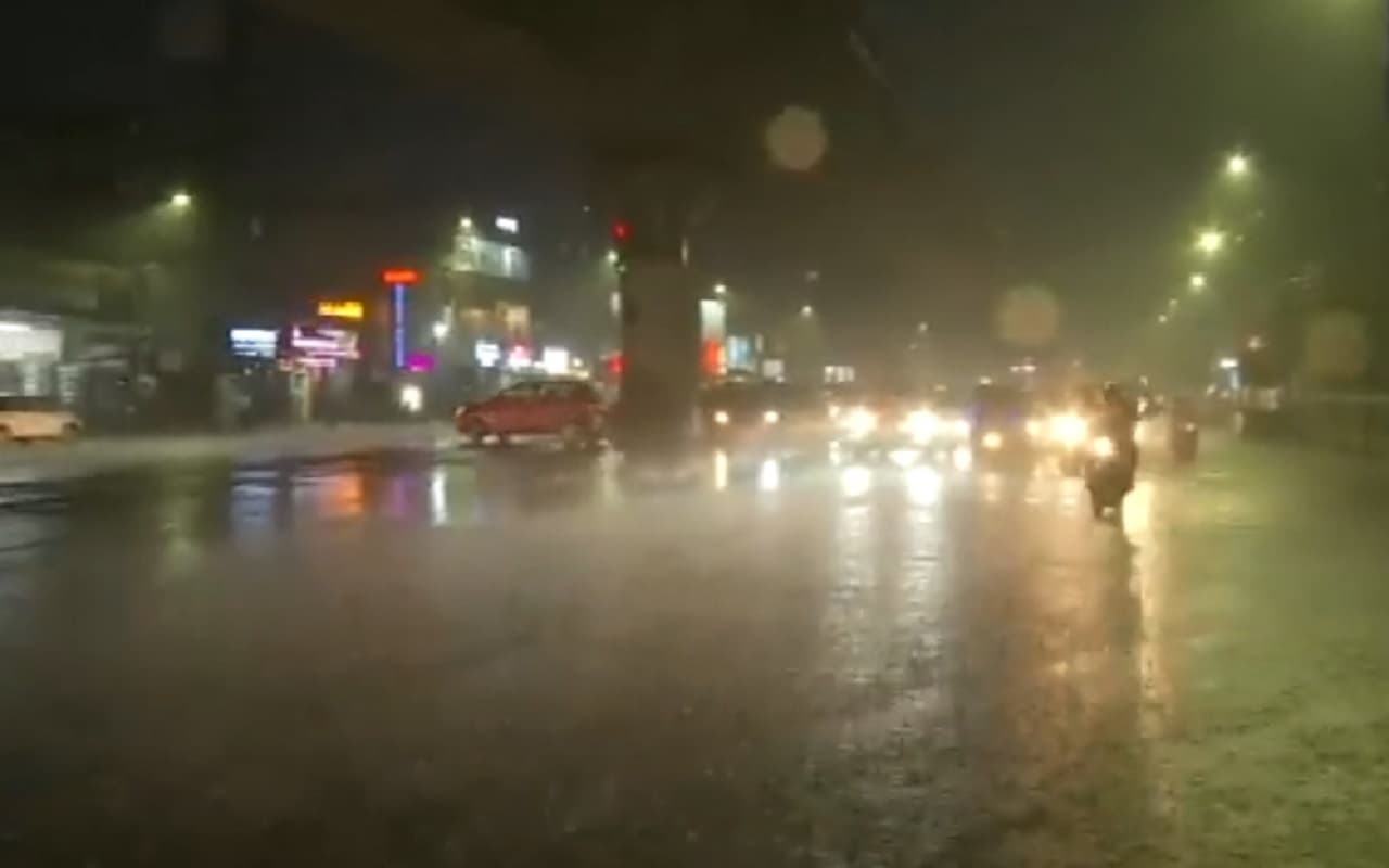 Weather Forecast: पुडुचेरी में भारी बारिश की चेतावनी के बाद स्कूल बंद, केरल में ऑरेंज अलर्ट जारी