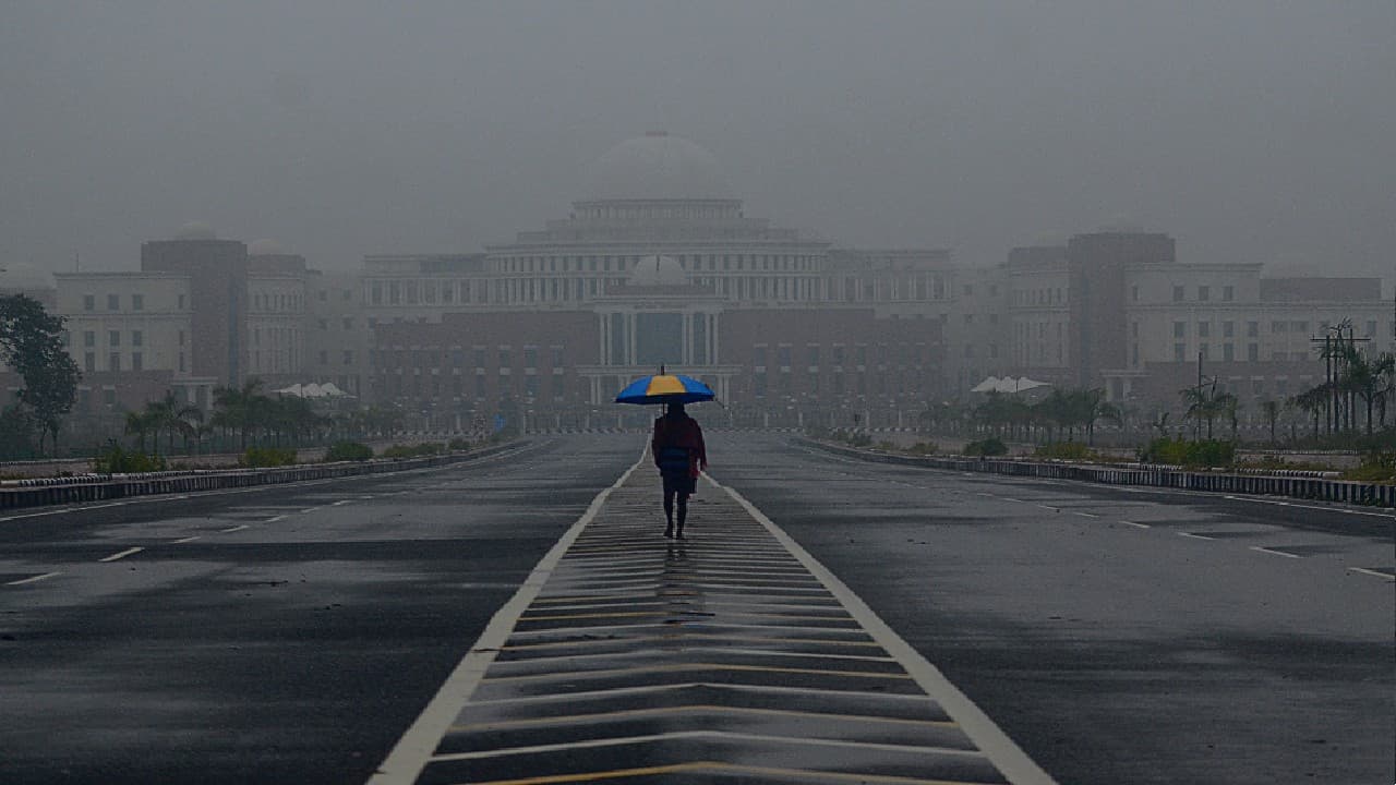 Weather Forecast: बंगाल की खाड़ी के ऊपर चक्रवाती तूफान के और तेज होने की आशंका