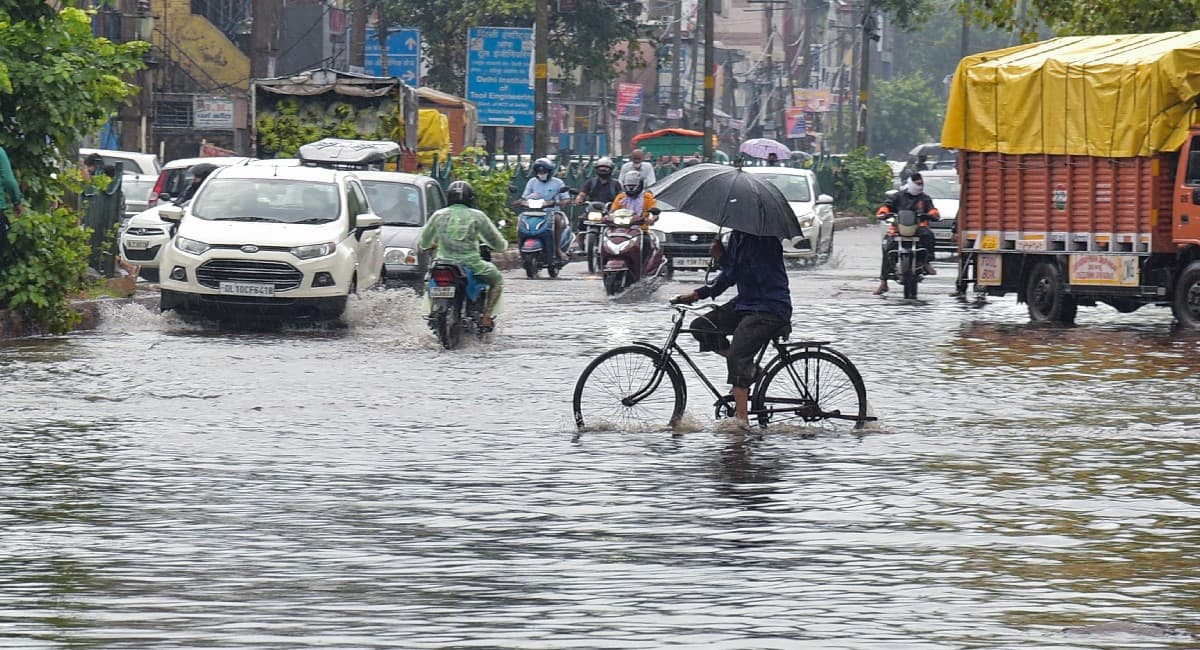 Weather Report Today: झारखंड-बिहार सहित यहां होगी भारी बारिश, गुजरात में 3 और ओडिशा में 2 की मौत