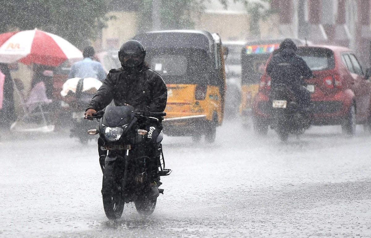 UP Weather Alert: यूपी में आज झमाझम बरसात का अनुमान, इन जिलों में बरसेंगे बादल, जानें IMD का ताजा अपडेट