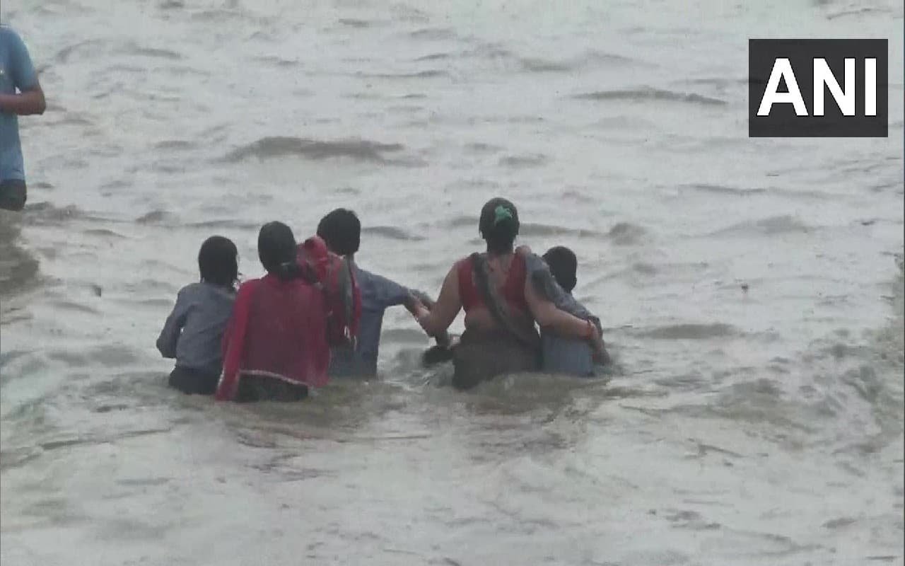 हरियाणा के गुरुग्राम में सड़कें बनीं तालाब, दिल्ली में भी झमाझम बारिश, मौसम विभाग ने जारी किया ये अलर्ट