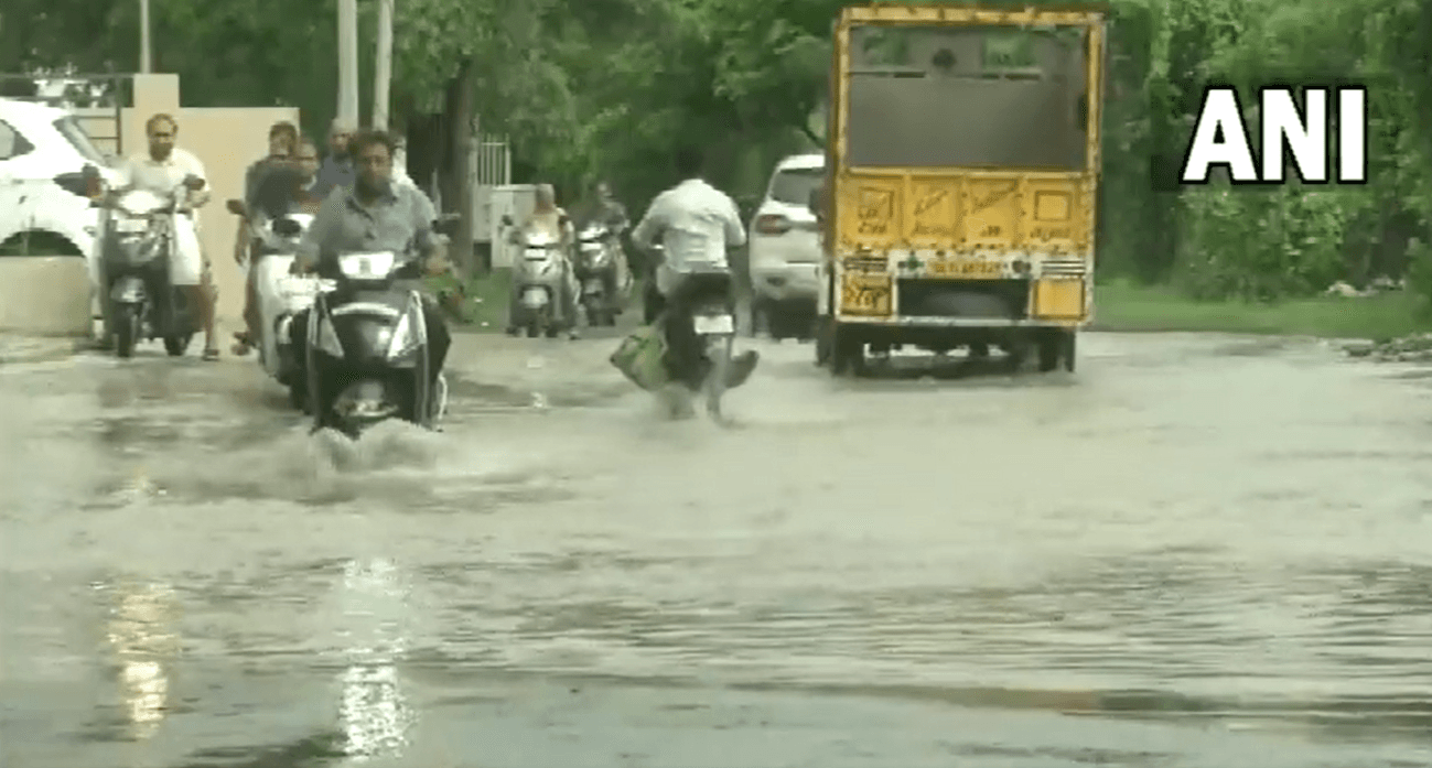 Weather Update: कई राज्यों में आफत की बरसात, IMD ने जारी किया अलर्ट, मुंबई और तेलंगाना में स्कूल बंद