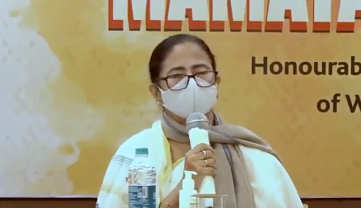 मुंबई में ममता बनर्जी के खिलाफ दर्ज कराई गई शिकायत, भाजपा नेता ने राष्ट्रगान के अपमान का लगाया आरोप