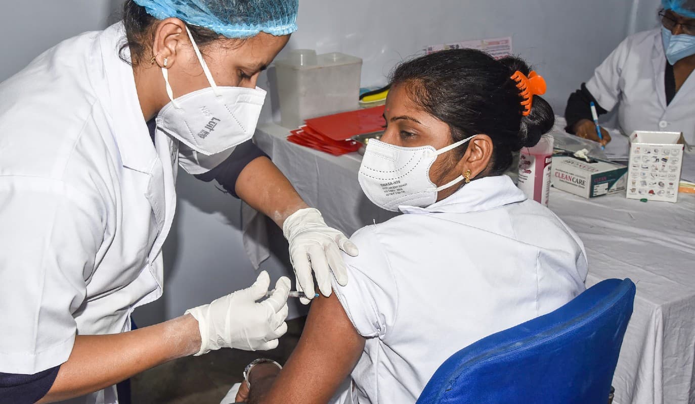 Vaccination in Bengal: बिपाशा को कोलकाता में लगा पहला टीका, 90 हजार स्वास्थ्यकर्मियों को लगेगी कोरोना वैक्सीन Vaccination in Bengal: बिपाशा को कोलकाता में लगा पहला टीका, 90 हजार स्वास्थ्यकर्मियों को लगेगी कोरोना वैक्सीन