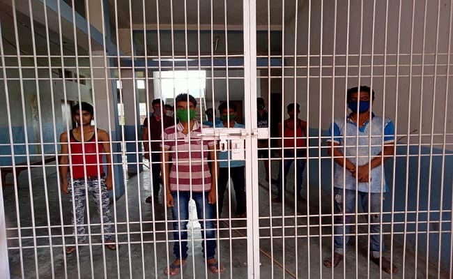 COVID-19 : अहमदाबाद से बलिया लाए गए प्रवासी श्रमिकों को भोजन की किल्लत, क्वारेंटीन सेंटर पर किया हंगामा