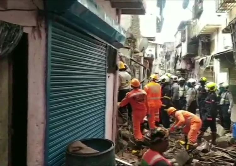 मुंबई के कांदिवली में गिरा जर्जर मकान, राहत और बचाव कार्य जारी