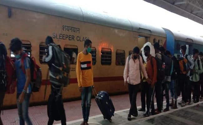 Lockdown 3.0 : कड़े पहरे के बीच 1553 प्रवासी मजदूरों के साथ हैदराबाद से तीसरी स्पेशल ट्रेन पहुंची बांका, डीएम व एसपी के नेतृत्व में हुई सभी की स्क्रीनिंग