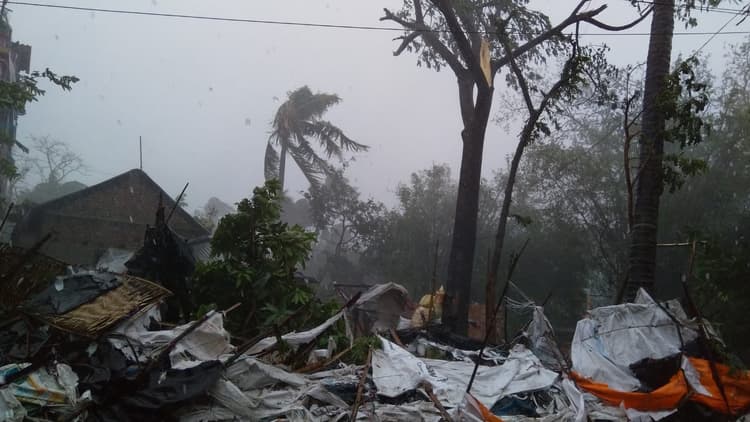 Cyclone Amphan live updates: भारत से टकराया महातूफान, अगले 4 घंटे तक मुश्किल में रहेगी लाखों जान, देखें Videos और Photos