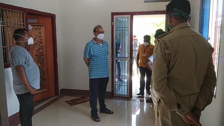 संदिग्ध अवस्था में अपने घर पर मृत पाये गये सदर अस्पताल के जिला लेखा प्रबंधक अरविंद अकेला