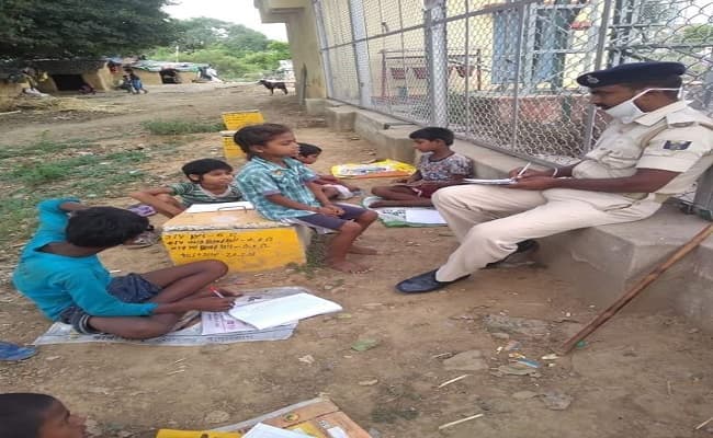 गरीब बच्चों को सड़क पर फ्री में पढ़ाता है पुलिस का यह जवान, सिंघम और अभिनंदन के नाम से है मशहूर