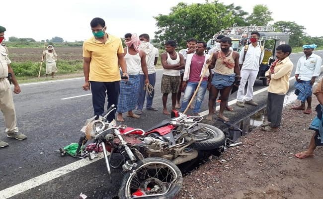 सड़क हादसे में बाइक सवार दो युवक की मौत, तीन जख्मी