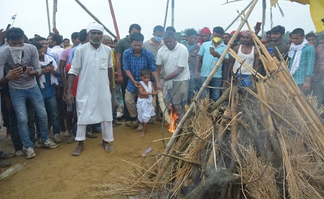 सहरसा के शहीद कुंदन पंचतत्व में विलीन, मासूम  ने दी मुखाग्नि
