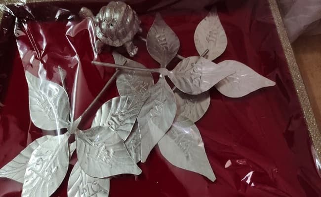 Ayodhya Ram Mandir : राममंदिर की नींव में  काशी विश्वनाथ को चढ़ाए गए सोने के शेषनाग सहित इन वस्तुओं को किया जाएगा विराजमान...