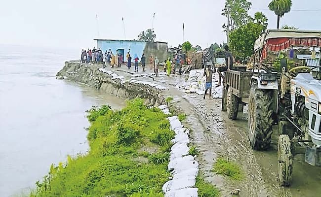 Bihar Flood Live Updates: पटना में गंगा खतरे से ऊपर, बढ़ रहा है बिहार की नौ नदियों का जलस्तर