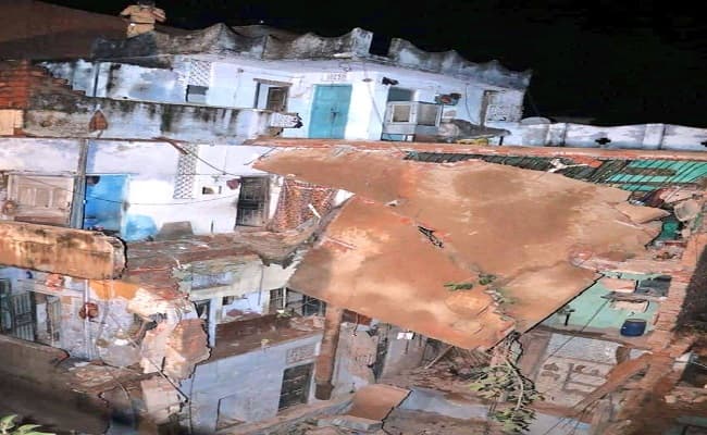 Kanpur Weather Forecast : कानपुर में बारिश से चार मंजिले मकान का हिस्सा गिरा, मलबे में दबकर मां-बेटी की हुई मौत