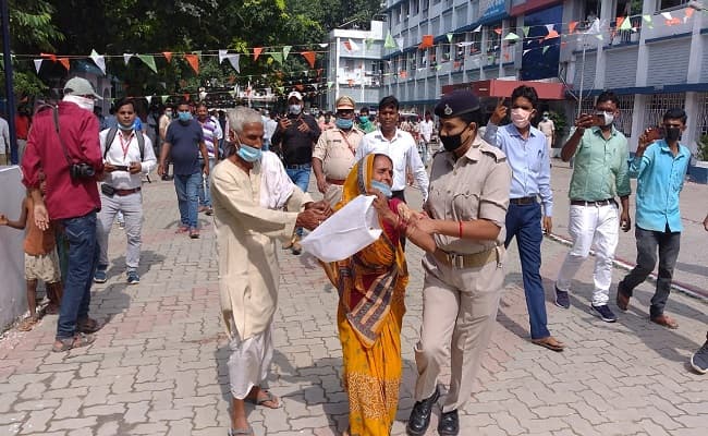 कलेक्ट्रेट परिसर में ध्वजारोहण के दौरान महिला ने  की आत्मदाह की कोशिश, नाबालिग बेटियों के अपहरण में पुलिस पर लगाया यह गंभीर आरोप...