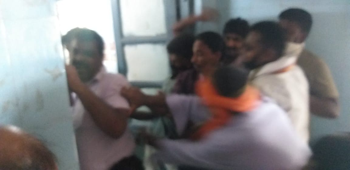 गोपालगंज : मांझा पीएचसी में सर्पदंश से महिला की मौत, परिजनों ने स्वास्थ्यकर्मी को पीटा, पुलिस ने किया लाठीचार्ज