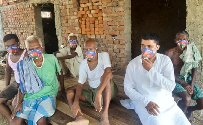 Bihar Election 2020: बिहार में मास्क बना प्रचार सामग्री, भाजपा ने सुशांत की फोटो वाली तो लोजपा ने बिहारी फर्स्ट वाले बांटे मास्क...