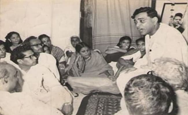 राष्ट्रकवि दिनकर की जयंती  : -‘‘पापी है जो देवता समान दिखता है...जैसी पंक्तियों से दिनकर ने सत्ता को लताड़ा