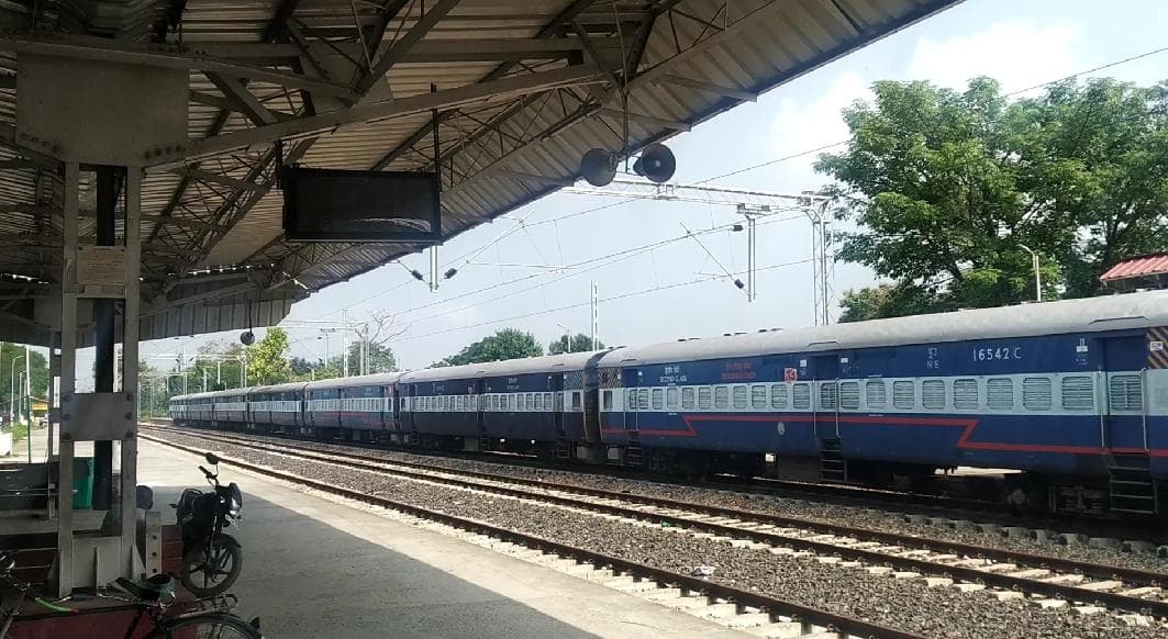 Indian Railways: एयरपोर्ट की तर्ज पर स्टेशनों का होगा कायाकल्प, प्लेटफॉर्म पर मिलेंगी लग्जरी सुविधाएं