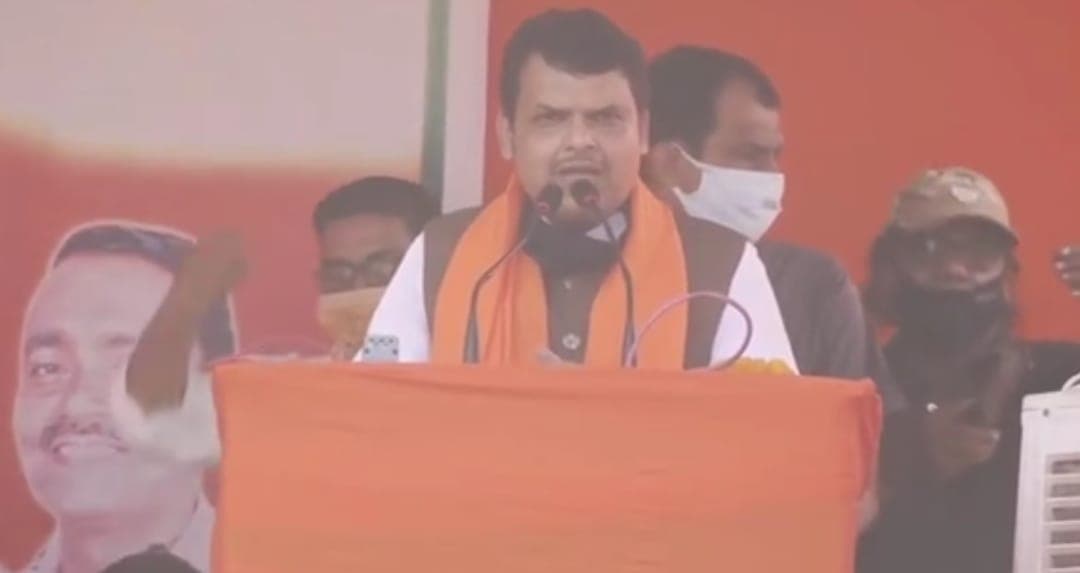 Bihar Chunav 2020: मुंगेर में तेजस्वी पर बरसे फडणवीस, कहा- एक तरफ नीतीश इंजीनियर तो दूसरी तरफ नवमी फेल नेता प्रतिपक्ष