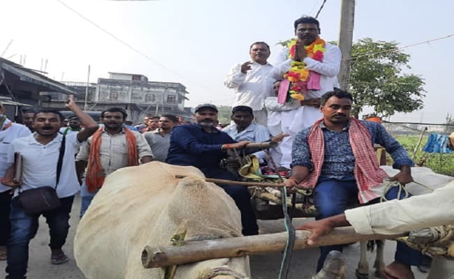 Bihar Election 2020: बिहार चुनाव के दौरान सड़क पर दिखा दिलचस्प दृश्य जब बैलगाड़ी पर चढ़कर नामांकन करने पहुंचे नेताजी