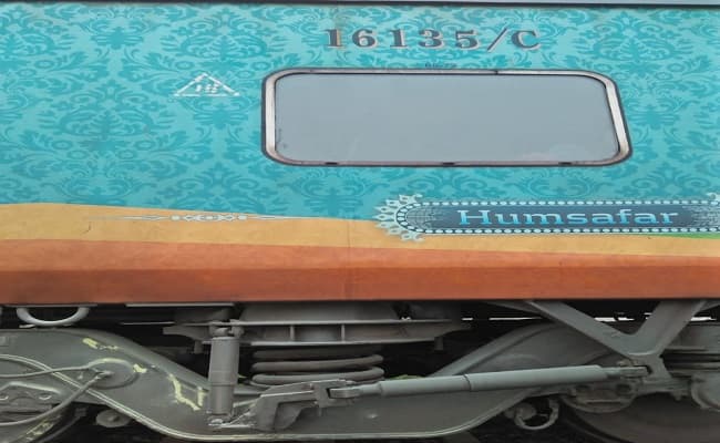 Irctc news- तेज रफ्तार से पटरी पर दौड़ रही क्लोन ट्रेन में लगी आग, बर्निंग ट्रेन बनने से बची बिहार से दिल्ली जा रही हमसफर एक्सप्रेस