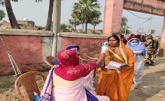 बिहार चुनाव: कोरोना खतरे से रहीं सजग, लेकिन लोकतंत्र की मजबूती के लिए घूंघट डालकर भी घरों से निकलीं महिला मतदाता