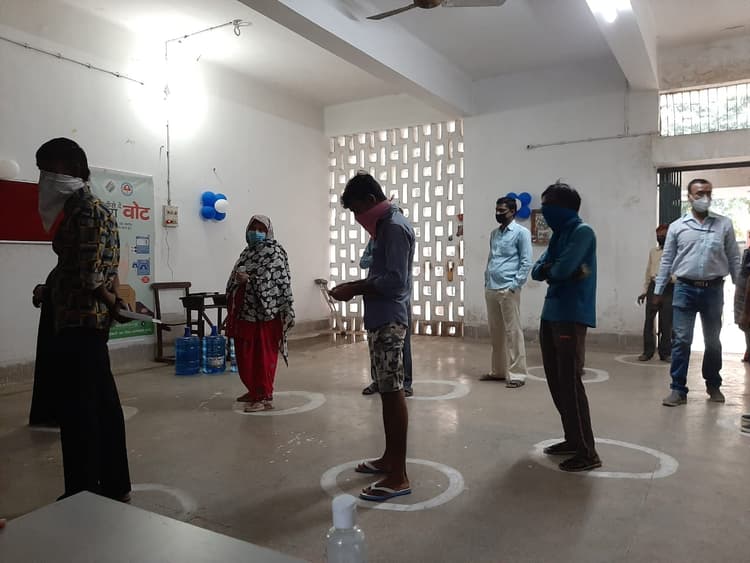 Bihar Vidhan Sabha Chunav 2020, Live Photos Updates: दानापुर और बेतिया विधानसभा में वोट बहिष्कार, देखें चुनाव से जुड़ी सभी लेटेस्ट फोटो व हर अपडेट