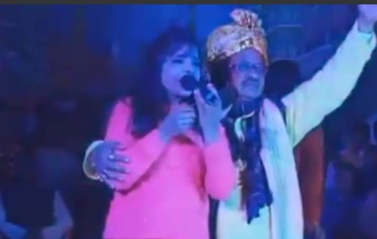 बाहों में महिला डांसर, सिर पर पगड़ी, मंच पर ठुमके लगाते जदयू विधायक का वीडियो हो रहा वायरल