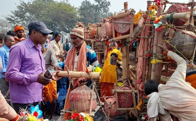 देवघर से सीतामढ़ी जा रही बस रास्ते में पलटी, आधा दर्जन कांवरिया जख्मी