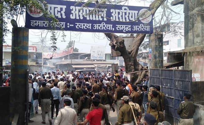 BREAKING NEWS: पुलिस हाजत में बंदी ने की आत्महत्या, आक्रोशित भीड़ ने थाने पर बोला हमला, डीएसपी समेत कई कर्मियों को पीटा