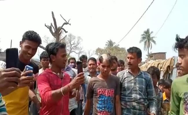 VIDEO: भोजपुरी और मैथिली गानों में अश्लीलता परोसना पड़ा महंगा, पंचायत के फरमान के बाद गायक का आधा सिर मुंडकर सड़क पर घुमाया