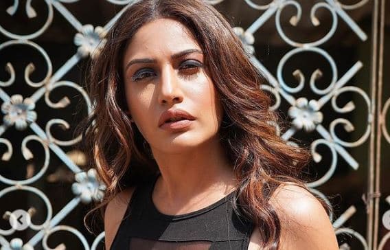 सुरभि चंदना का लेटेस्ट ग्लैमरस फोटोशूट वायरल, फैंस ने कमेंट में लिखा हर लम्हा आंखें आपको...