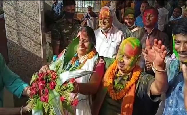 जोगीरा सारा रा रा पर पत्नी के साथ झूमते नजर आये जदयू विधायक, VIDEO में देखें गोपालपुर MLA की होली