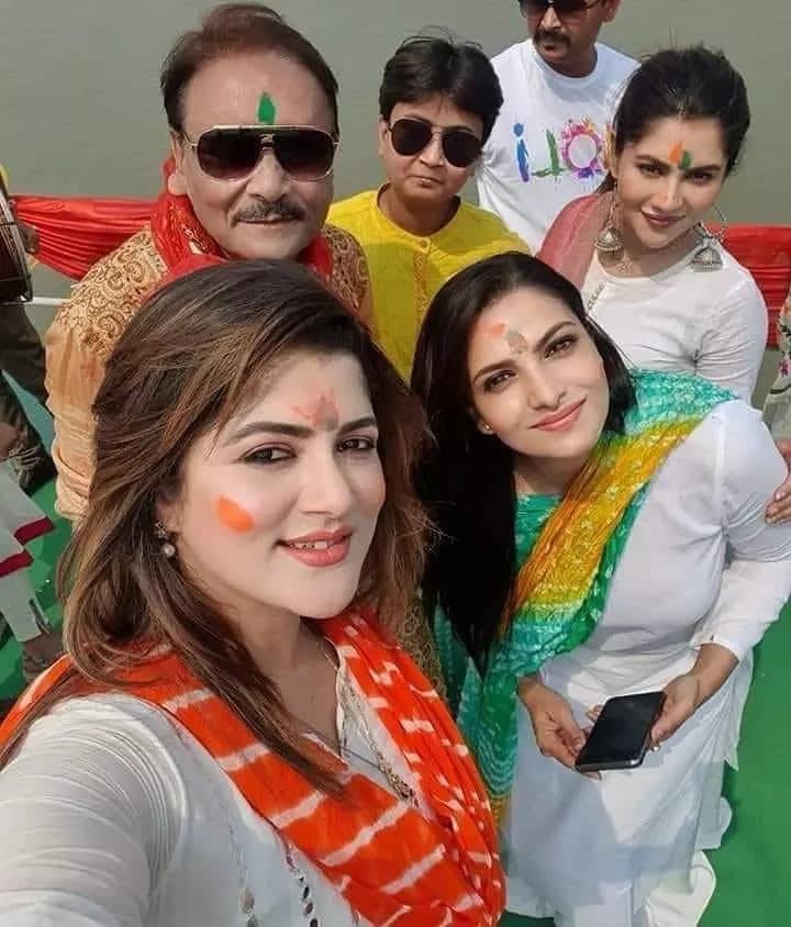 Bengal News: होली में भूले राजनीतिक मतभेद, BJP के कैंडिडेट संग TMC नेता ने खेली होली