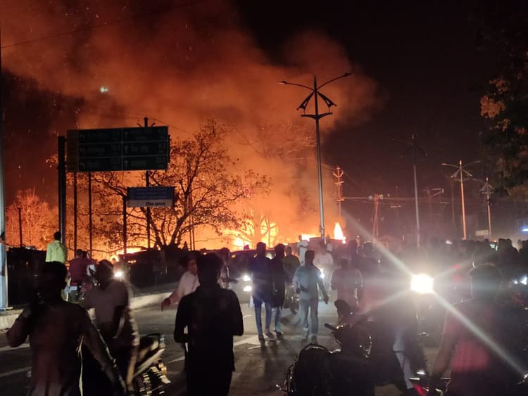 Jharkhand Breaking News : धनबाद के सरायढेला सब्जी मंडी में भीषण आग, गैस दुकान में कई बड़े धमाके, दो घायल