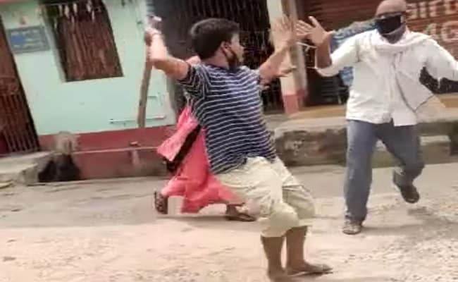 VIDEO: बीमार बेटी से मिलने आये माता-पिता व भाई को ससुराल वालों ने हॉकी स्टिक से पीटा, सोशल मीडिया पर लगा रही मदद की गुहार