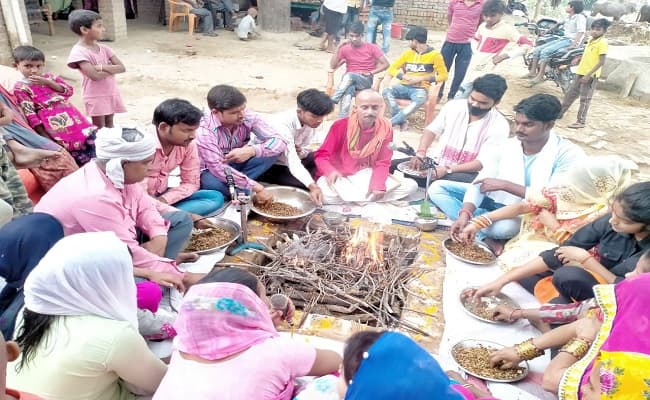 कोरोना से राहत के लिए ईश्वर-अल्लाह से की गई फरियाद, कहीं हवन कुंड में आहूति तो कहीं रो-रोकर रब से मांगी गई माफी