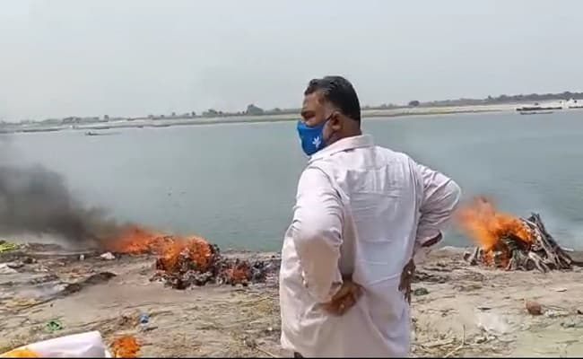 VIDEO: पटना के श्मशान घाटों पर पहुंचे पप्पू यादव, शवों की गिनती करने के बाद बताया मौत का ये आंकड़ा...